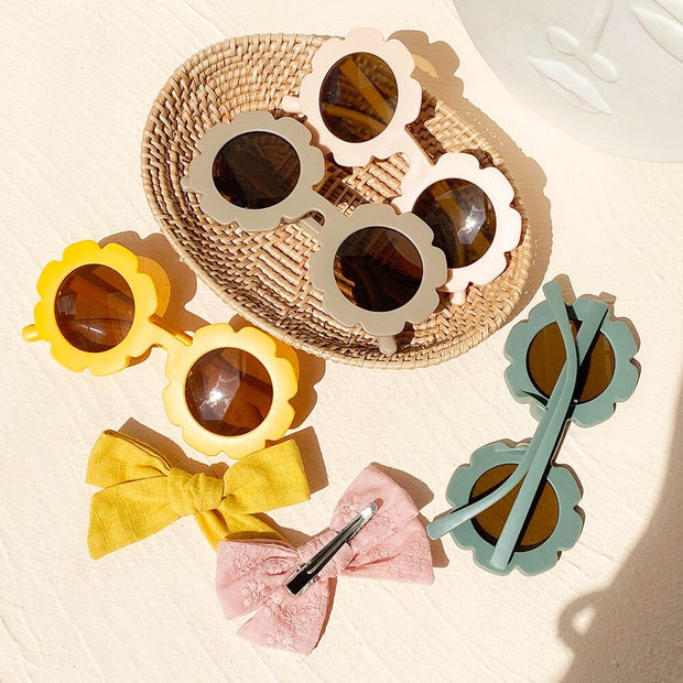 An accessory set for girls includes 2 hair clips and sunglasses