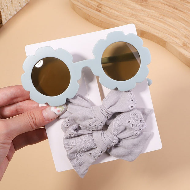 An accessory set for girls includes 2 hair clips and sunglasses